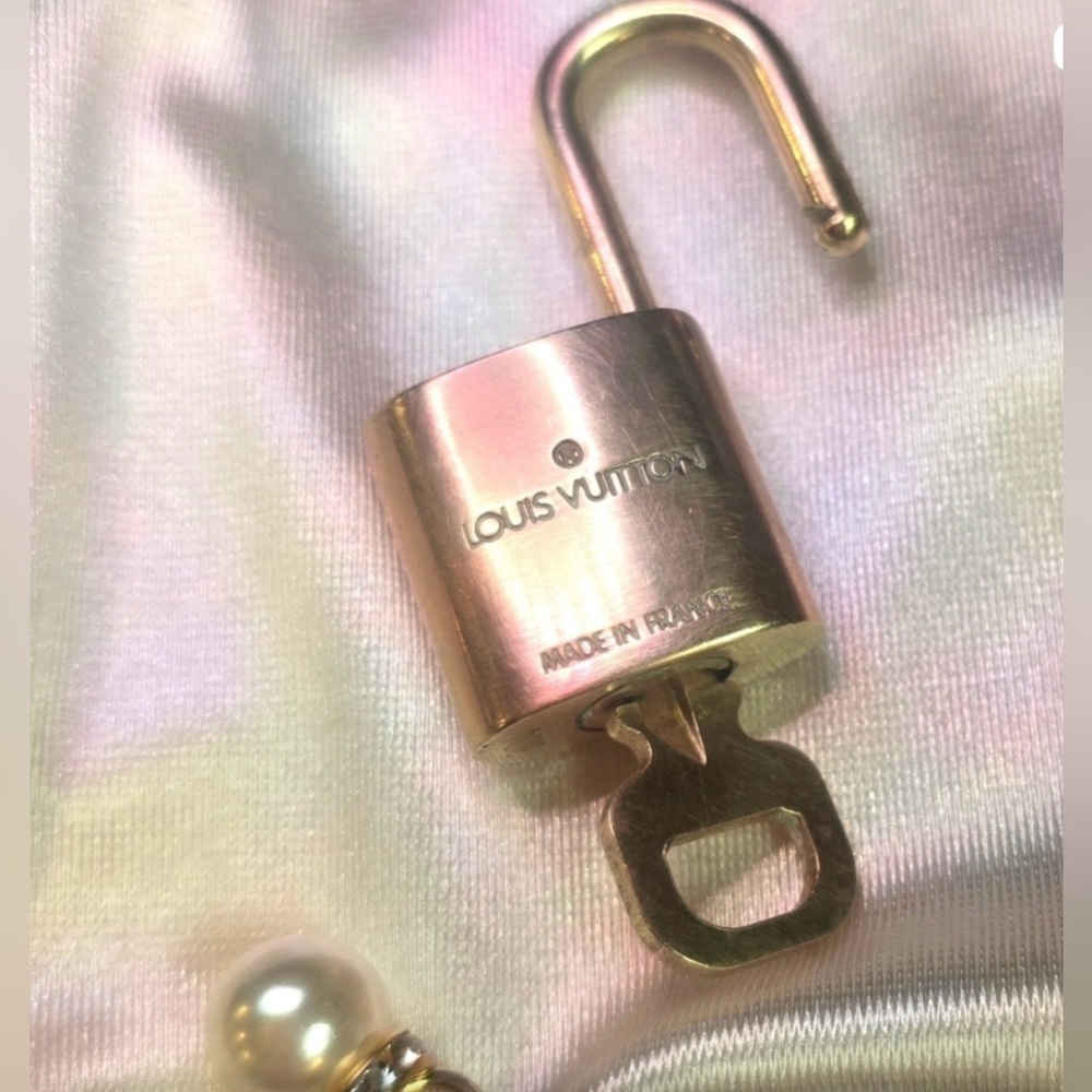 LOUIS VUITTON LOCK AND KEY #304 CHAIN INCLUDED - Picture 3 of 5